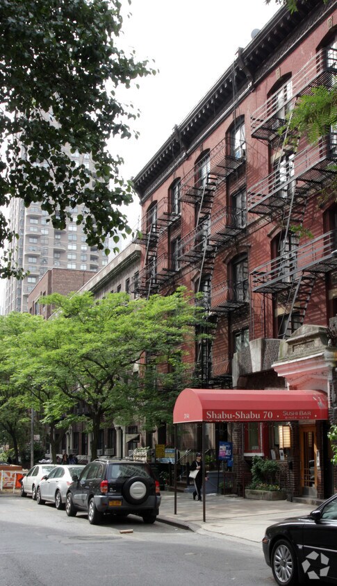 318 E S 70th St - 318 E 70th St