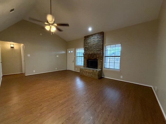 Building Photo - AVAILABLE NOW 2 BEDROOM 2 BATH TOWNHOME IN CLEBURNE