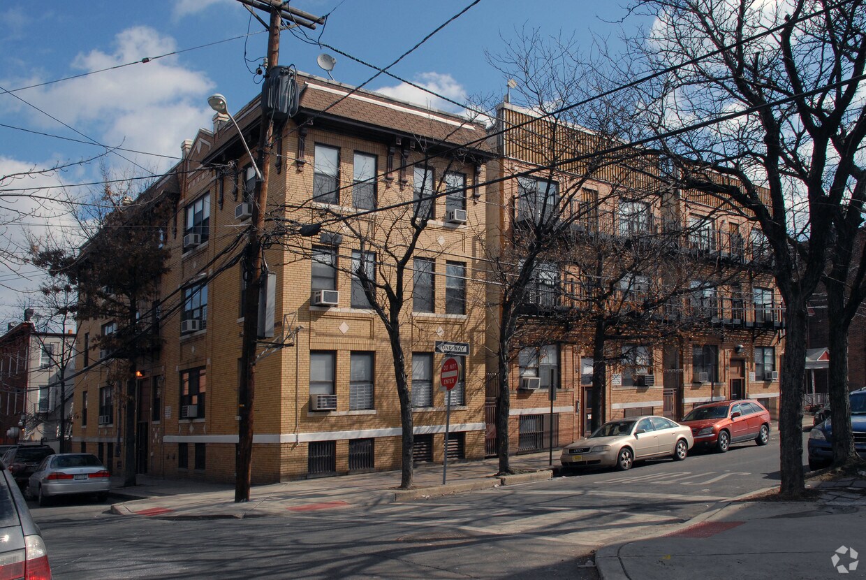 Primary Photo - 98-106 Harmon St