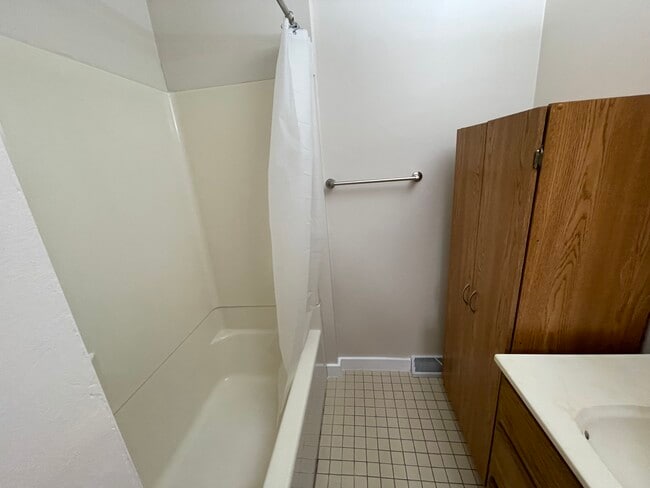 Building Photo - 622 Jefferson St Apt A