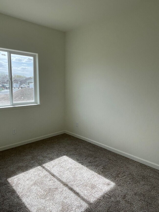 Building Photo - 3 Bedroom, 2 bath, 2 car garage available ...