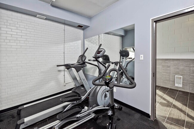 Salle de fitness - 433 Edison Apartment