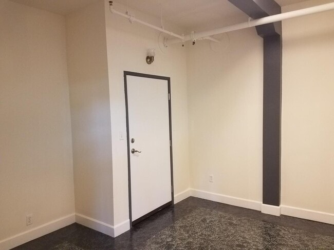 Building Photo - Large well located West Oakland condominium