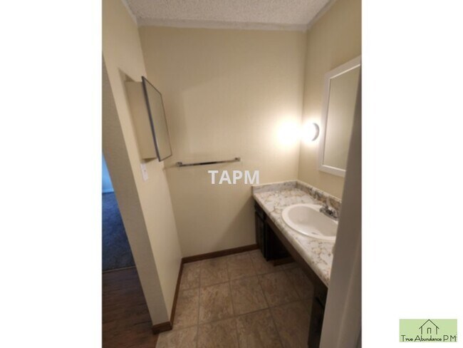 Building Photo - Very Nice One Bedroom Apartment