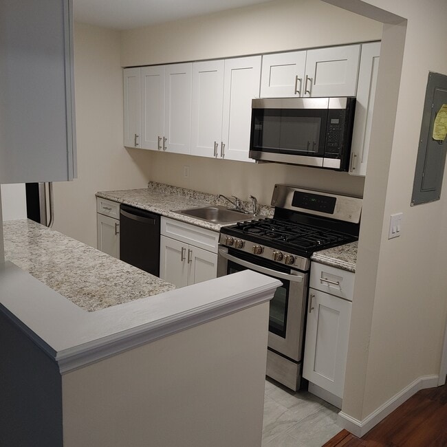 Kitchen - 236 Pointe Cir N