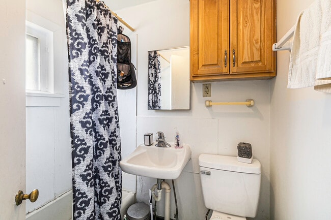 Photo - 407 N Ashley St Apartment