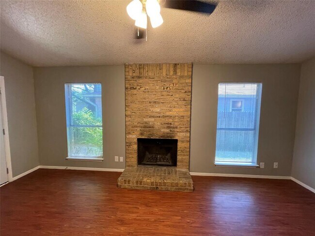 Foto del edificio - 7214 Lilac Ln