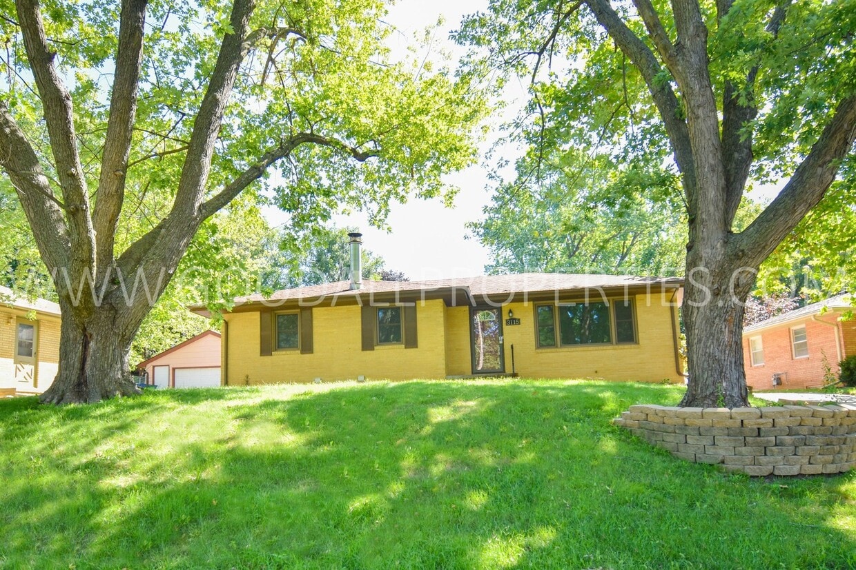 Primary Photo - Charming 3 Bedroom, 2.5 Bath Ranch Style H...