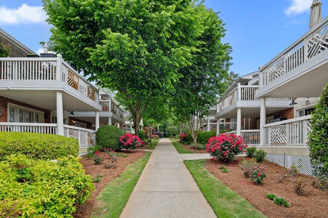 Foto del edificio - Beautiful 2bd/1ba Condo in VA Highlands w/ Balcony and Pool!!