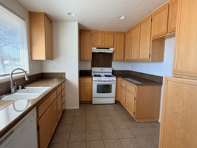 Foto del edificio - 9236 Peach Ave