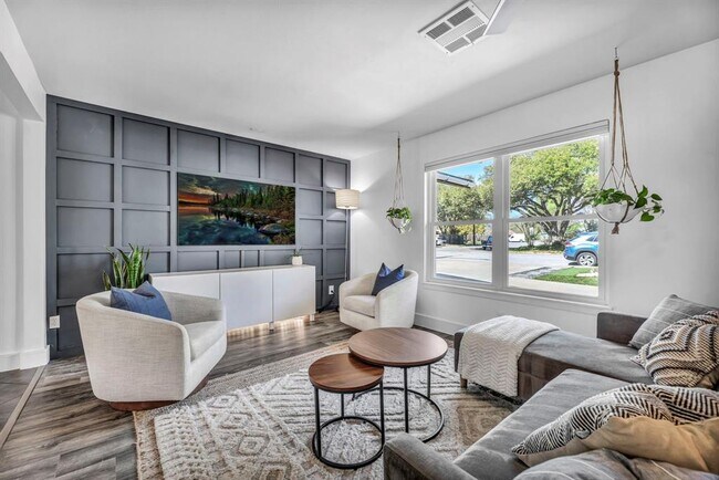 Foto del edificio - 2805 Silverway Dr