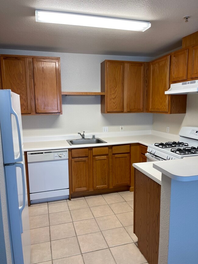 565 Peerless Way Unit Amber Ridge Condos, Tracy, CA 95376 Condo for