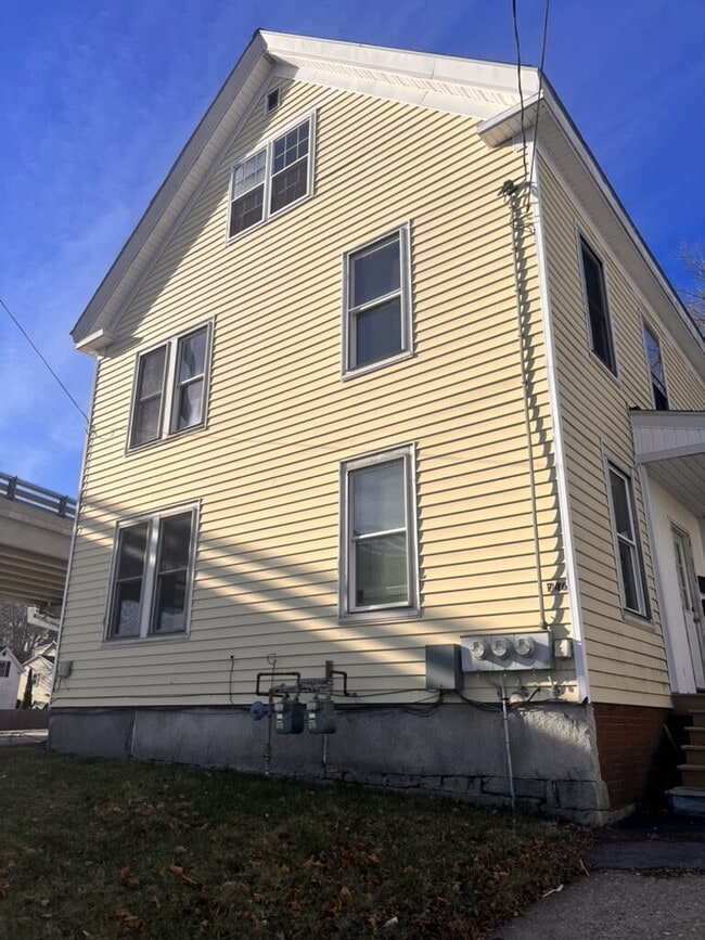 Building Photo - 746 Middle St