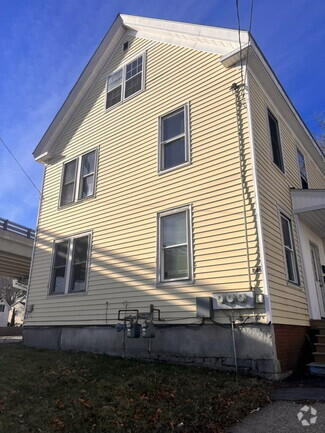 Building Photo - 746 Middle St