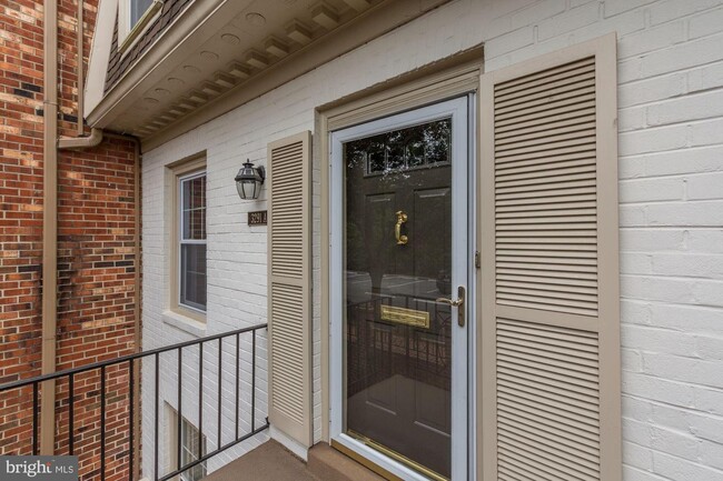 Foto del edificio - 3291 Sutton Pl NW