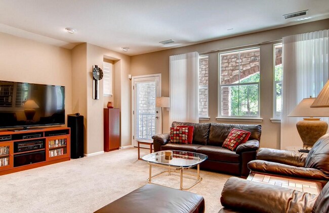 Building Photo - Main level living with large private outdo...
