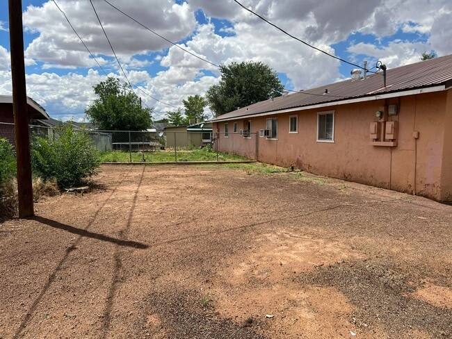 Building Photo - 2bed/1 bath duplex unit