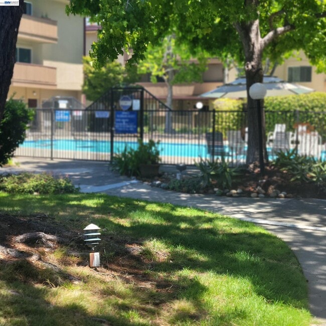 Foto del edificio - 1321 Webster St