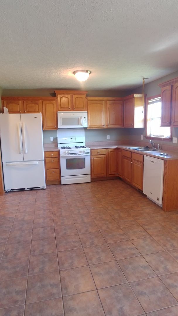 Building Photo - *Ozarks Best Location*