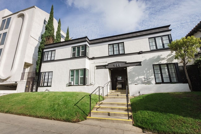 Building Photo - 944 Tiverton Avenue