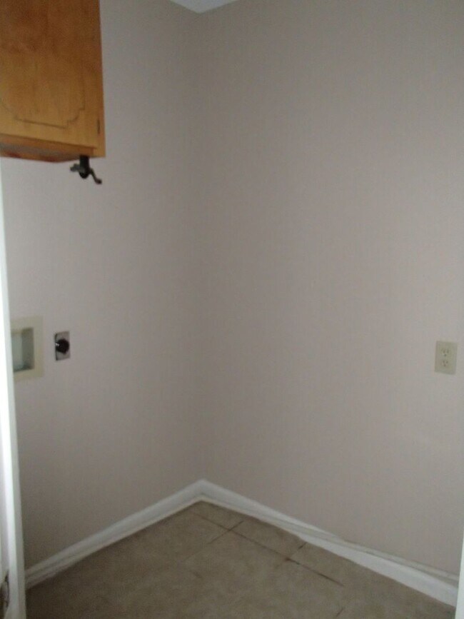 Building Photo - Comfy 3 Bedroom/2 Bath in Blue Pool!!!