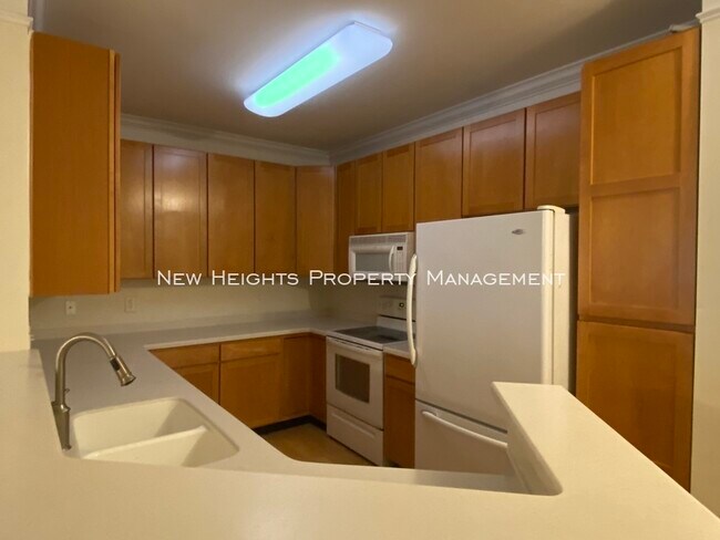 Building Photo - 1025 Riverland Woods Pl