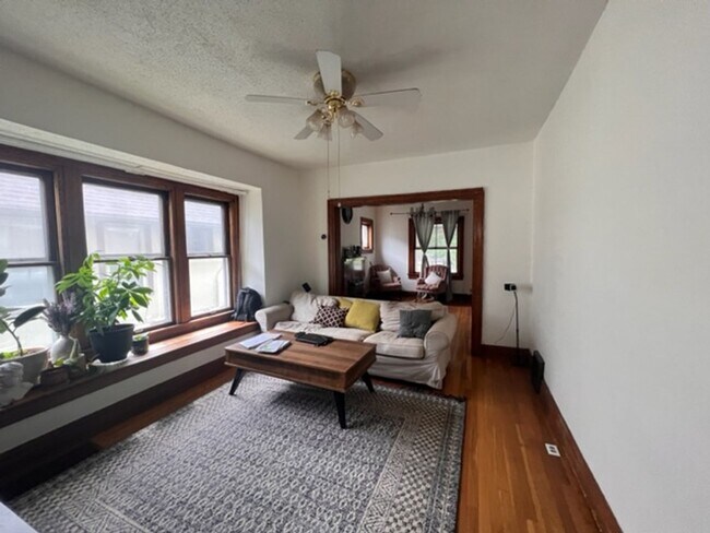 Building Photo - Charming 4 bedroom home in Westport