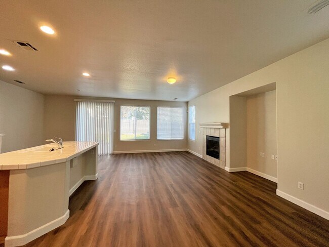 Building Photo - Rejuvenated, Adorable 3 bedroom, 2 bath Na...