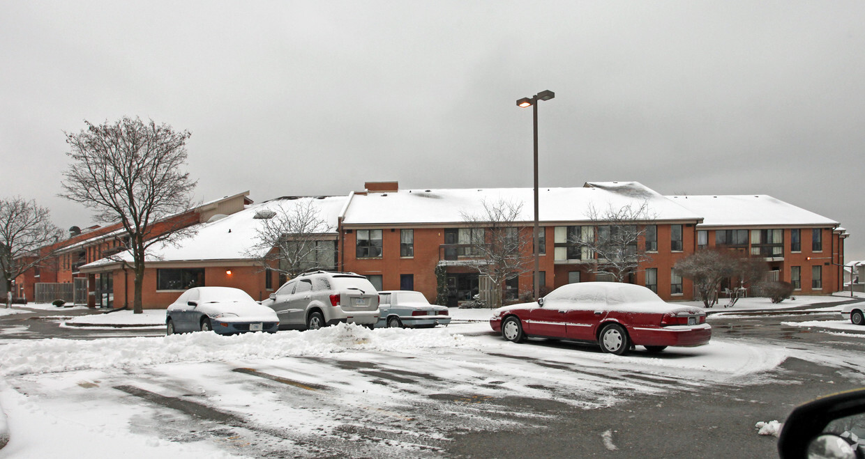 Primary Photo - Maple Glen Apartments