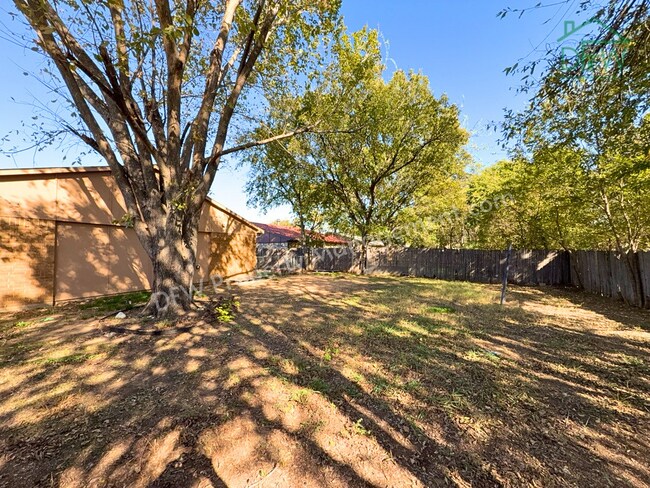 Foto del edificio - Cozy 3-Bedroom Home with Fireplace, Covered Patio & Large Fenced Backyard for Lease