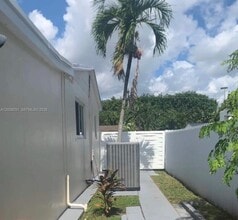 Building Photo - 570 W 46th Pl