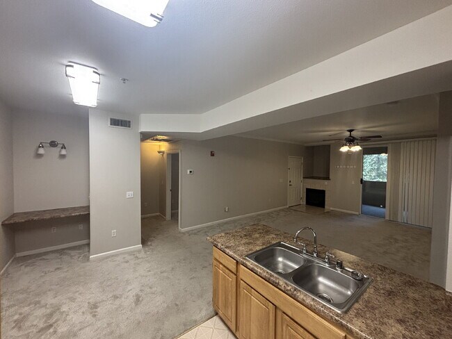 Foto del edificio - 2 BED 2 BATH CONDO IN GATED COMMUNITY WITH CLUBHOUSE AMMENITIES