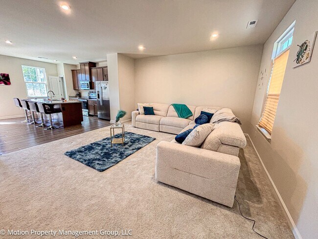 Building Photo - Fully Furnished Townhome!