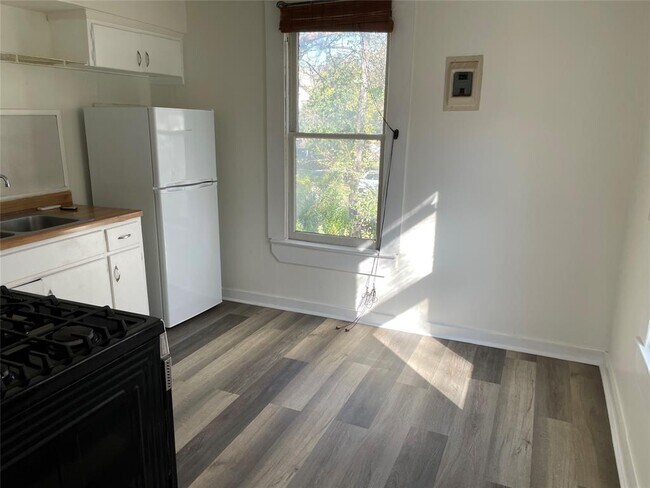 Foto del edificio - 1809 W 38th St