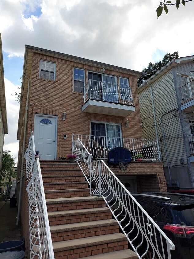 100 W 44th St Unit 2, Bayonne, NJ 07002 Condo for Rent in Bayonne, NJ