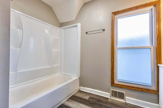 Foto del edificio - Large four bedroom home available June 15th