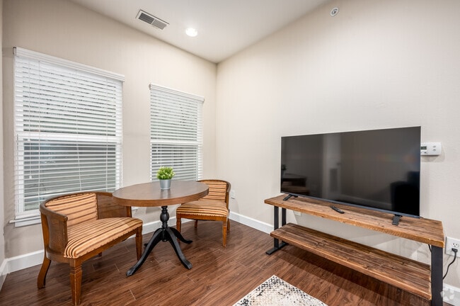 1BR, 1BA - 650SF - Living Room - 609 S Henderson