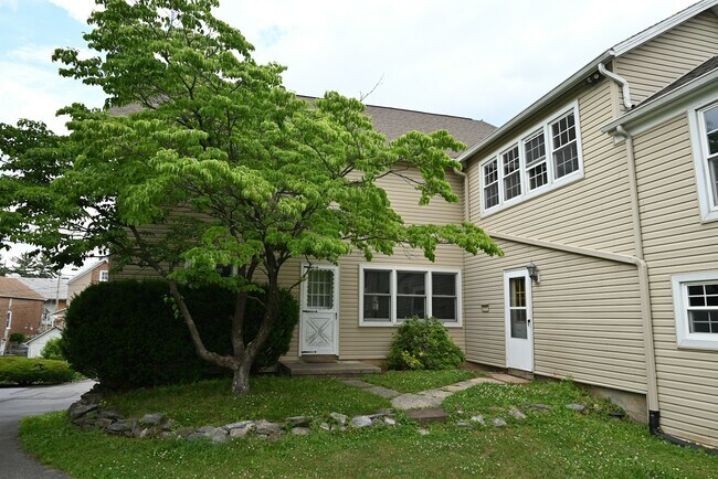 Building Photo - 6350 Robin Ln