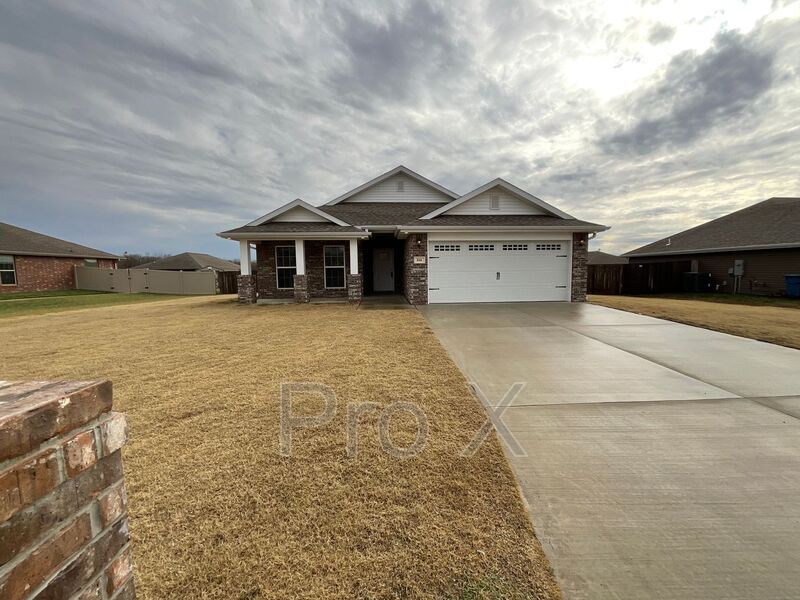 Primary Photo - 806 Summerlyn Ln