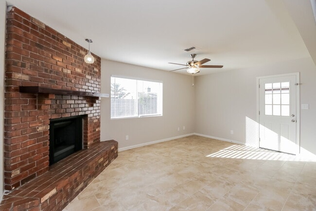 Building Photo - 2641 E Isabella Ave