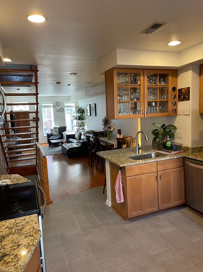 Building Photo - 126 Burnett St