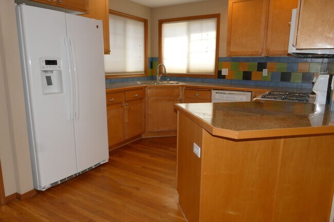 Building Photo - 3 Bedroom, 2.5 Bathroom Ballard Townhouse ...