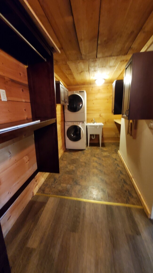 Building Photo - 144 Elm St