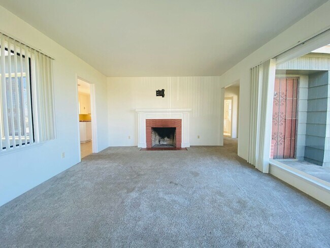 Building Photo - Ocean Views! 2BD/1.5BA House Available Now!