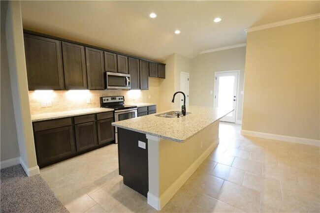 Building Photo - 2222 Southridge Ln