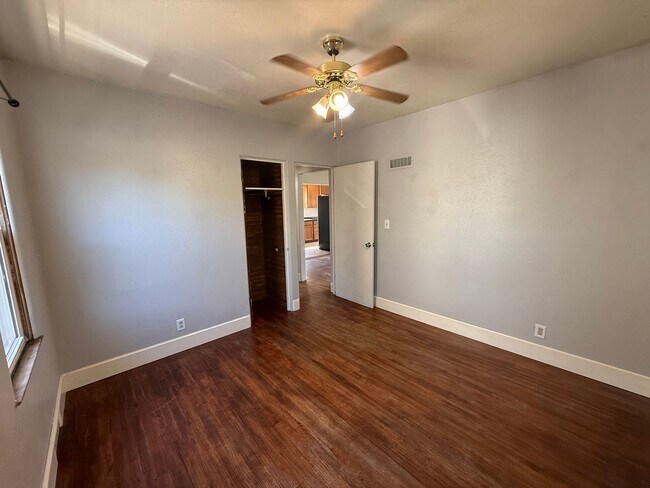Building Photo - Two bedroom, One bathroom, Pet Friendly Home!