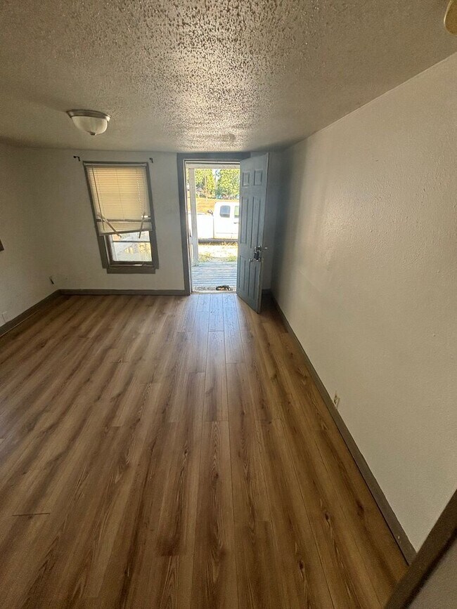 Building Photo - Nice, Clean 2BD/1BA