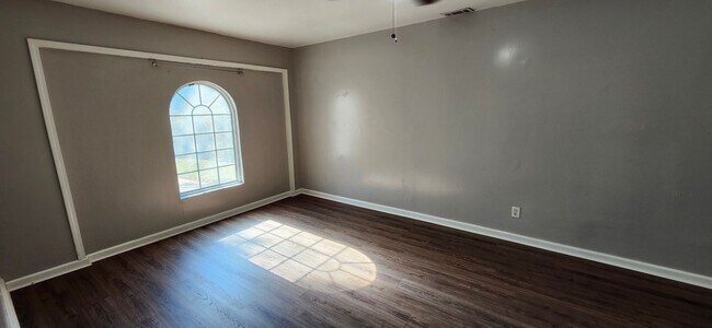 Building Photo - 3 Bedroom Home in Columbus