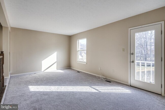 Building Photo - 8000 Green Tree Ct