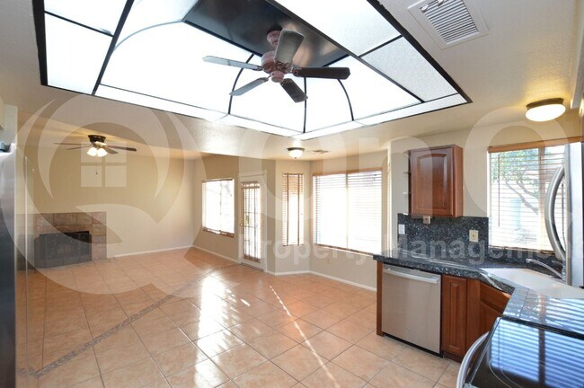 Building Photo - 2125 E Nantuckett Dr